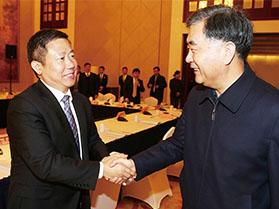 十九屆中共中央政治局常委汪洋與周海江握手合影
