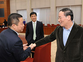 中央政治局常委、中央紀委書記王歧山與周海江親切握手