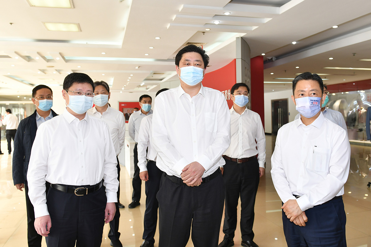 4月12日，無錫市市長趙建軍帶隊深入紅豆集團，專題調研疫情防控和復工復產工作。